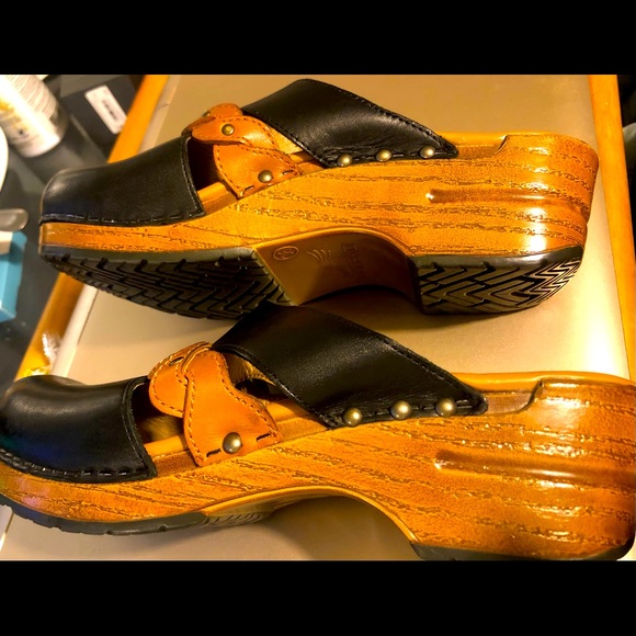 Dansko 'Sherise' Heritage Cutout Clog - Picture 4 of 8